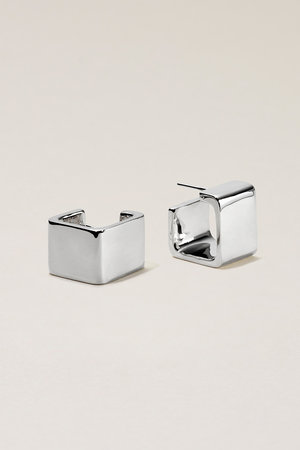 サラース/SARARTHのGLEAM CUBE ピアス(150100/150101)