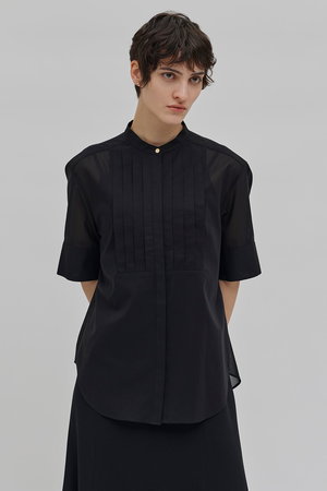 美品✨ベイジ 23年モデル シルク100% バンドカラーブラウス シャツ 4 OCHERベイジ姉妹ブランドシャツシルクブラウスサイズ4