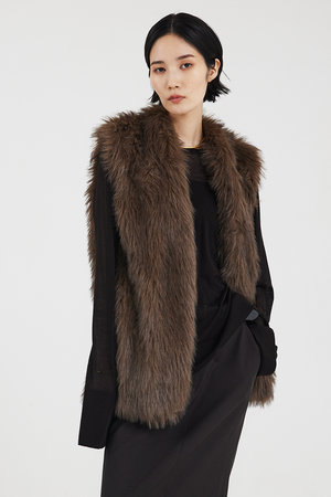 ザ ストア バイシー/THE STORE by C'のフェイクファーベスト