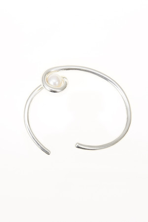エネイ/ENEYのCONTOURS パールバングル(150300/150301)