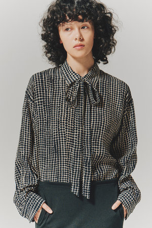 ルームエイト/Room no.8のRAYON PRINT リボン シャツ(110400/110403)