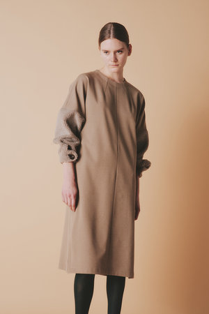 ルームエイト/Room no.8のサテン ヴェネチアン ウール プードルスリーブ ドレス(110500/110503)