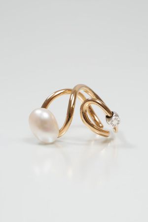 プラウ/PLOWのPearl チャーム ウェーブリング Hug