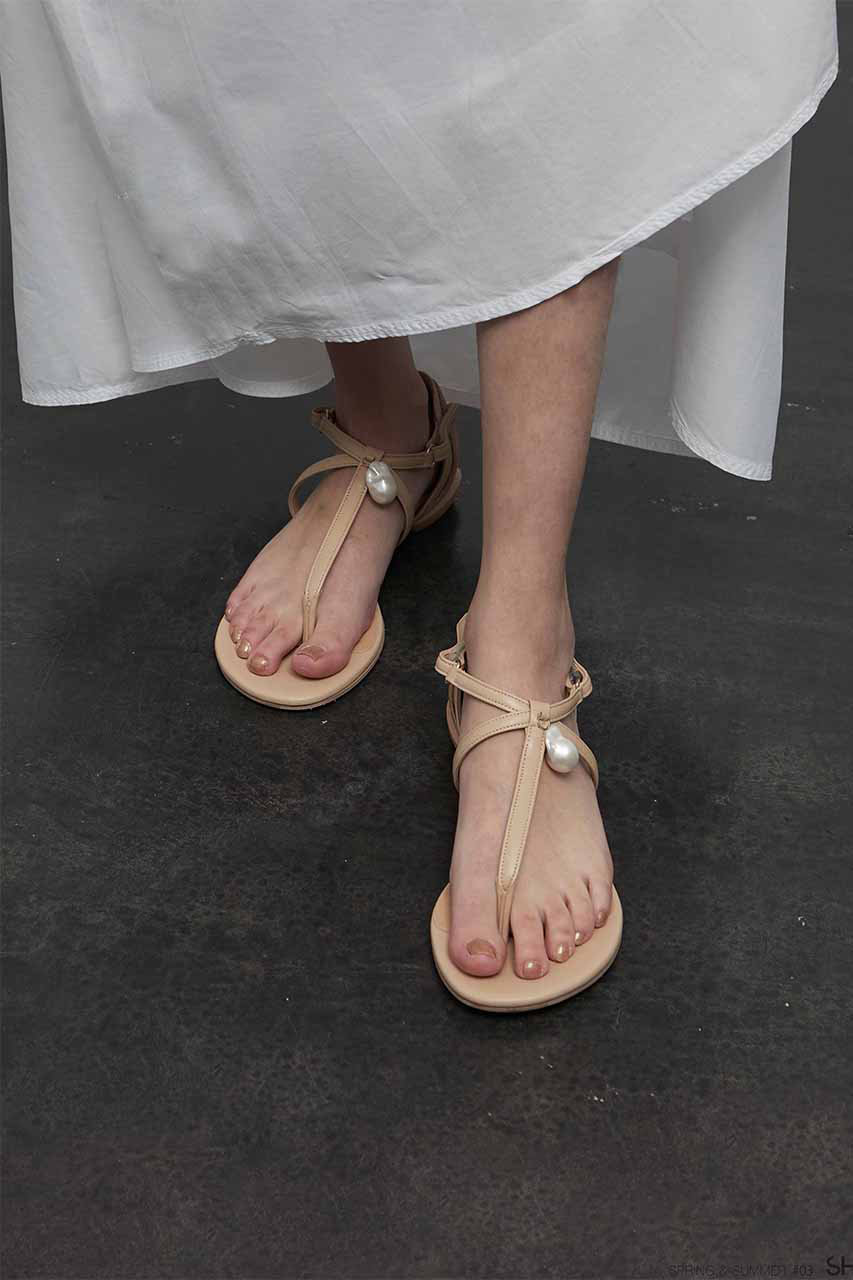 SHISEI(シーセイ)｜BAROQUE PEARL TONG SANDALS/スキン の通販