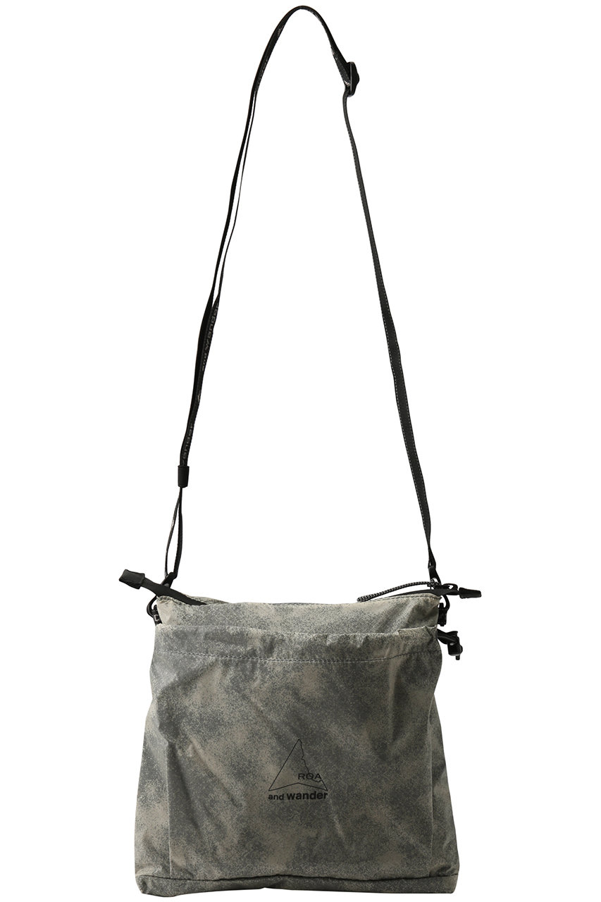 アンドワンダー/and wanderの【UNISEX】ROA sil printed サコッシュ(ライトグレー/5745285541)