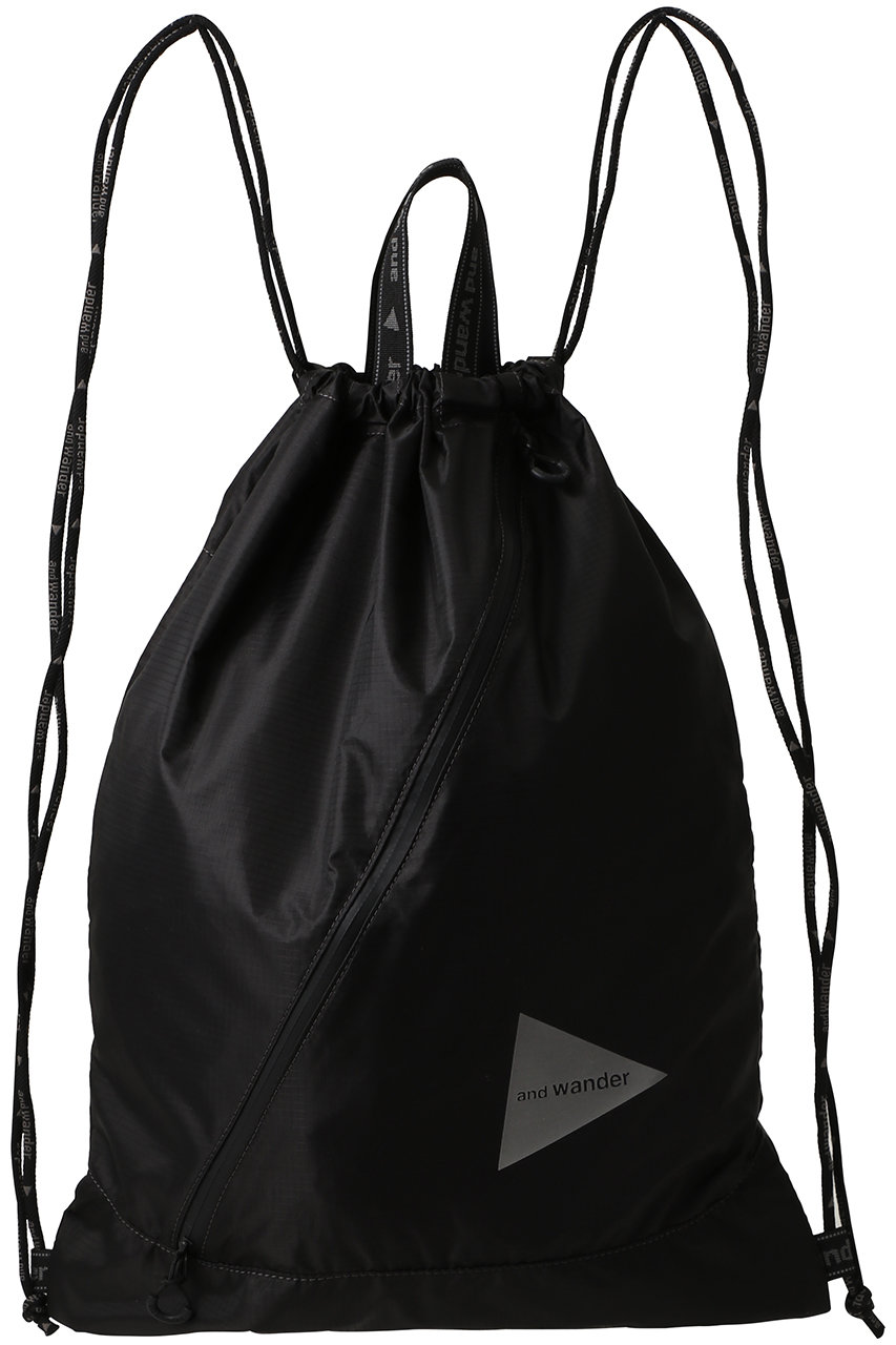 アンドワンダー/and wanderの【UNISEX】crispy リップ ドローストリング バッグ(ブラック/5746985152)