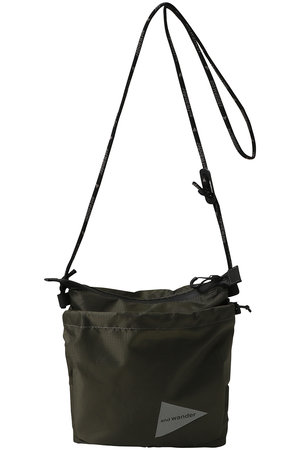 アンドワンダー/and wanderの【UNISEX】crispy リップ サコッシュ(120100/120101)