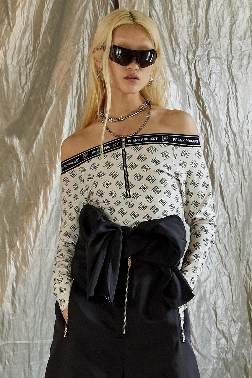 オフショルプリントジップトップ / Off Shoulder Printed Zip Top