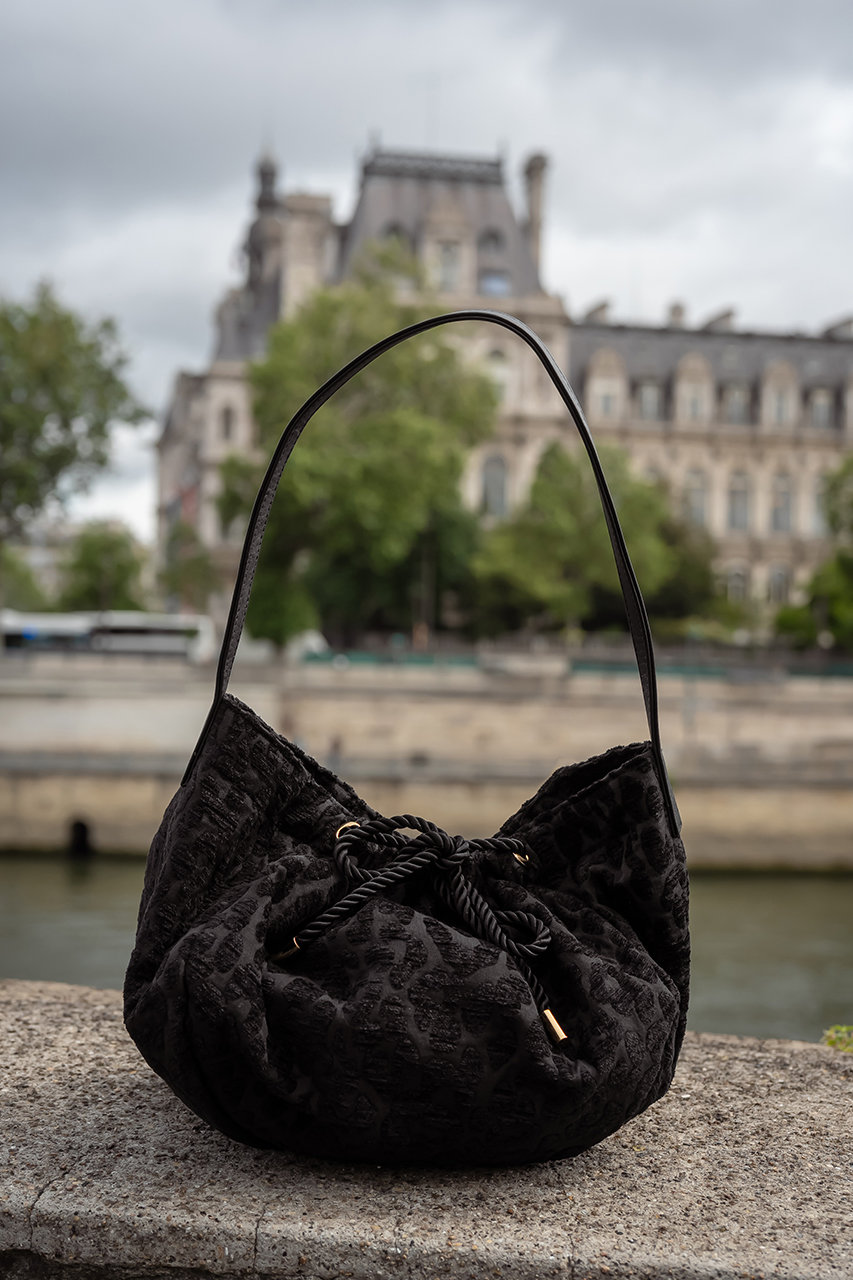 aLORS(アロー)｜【予約販売】Drawstring Bag Amari バッグ/ブラック の 