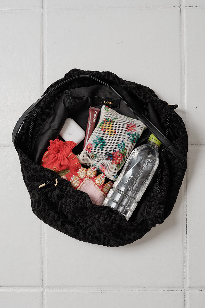 aLORS(アロー)｜【予約販売】Drawstring Bag Amari バッグ/ブラック の 