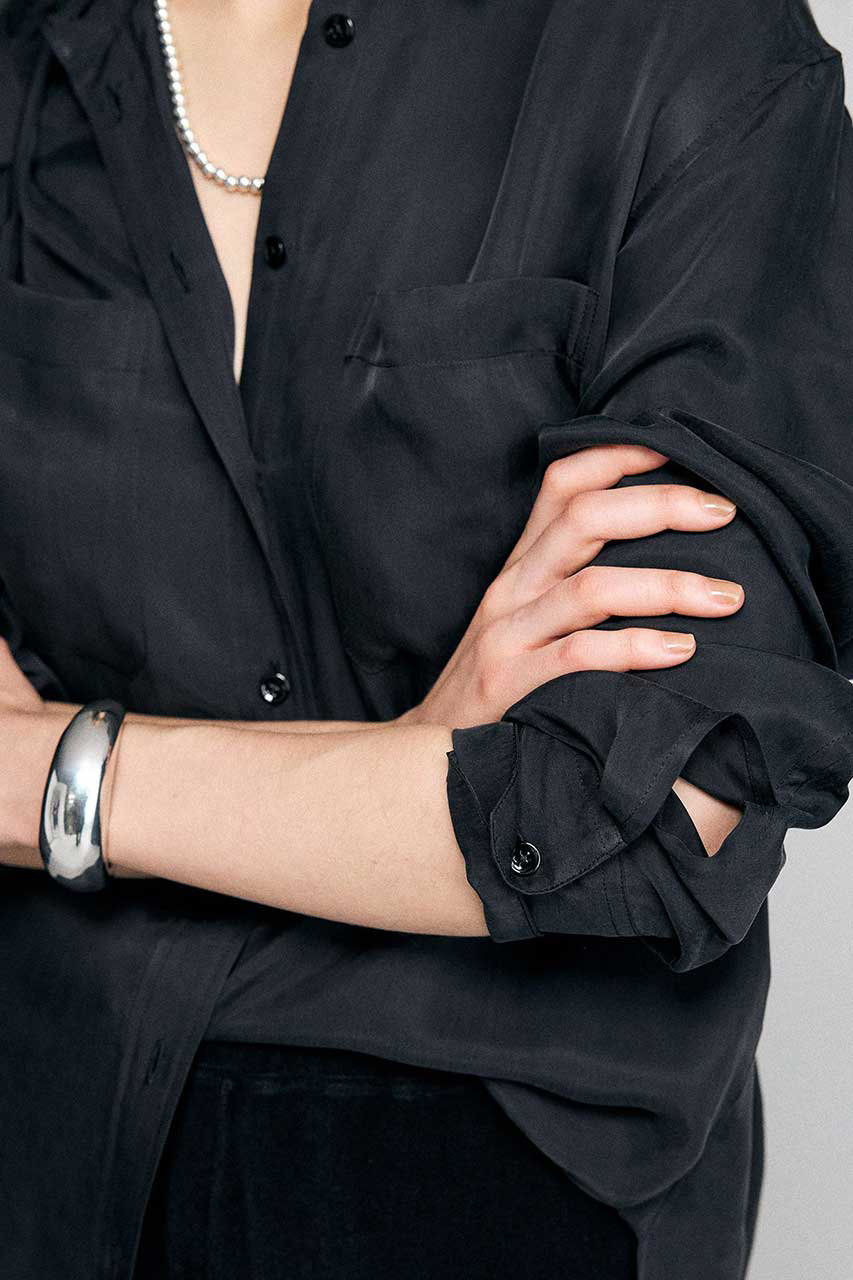 BRILL(ブリル)｜【予約販売】サテンリラックスシャツ/ブラック の通販