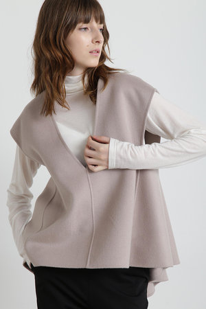 ヒューエルミュージアム/hueLe Museumの【STUMBLY】Back Peplum Gilet BL(110400/110401)