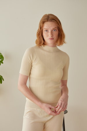 ネテネ/NETENE.のFIKAランダムリブニット モックネックハーフスリーブ(110100/110102)