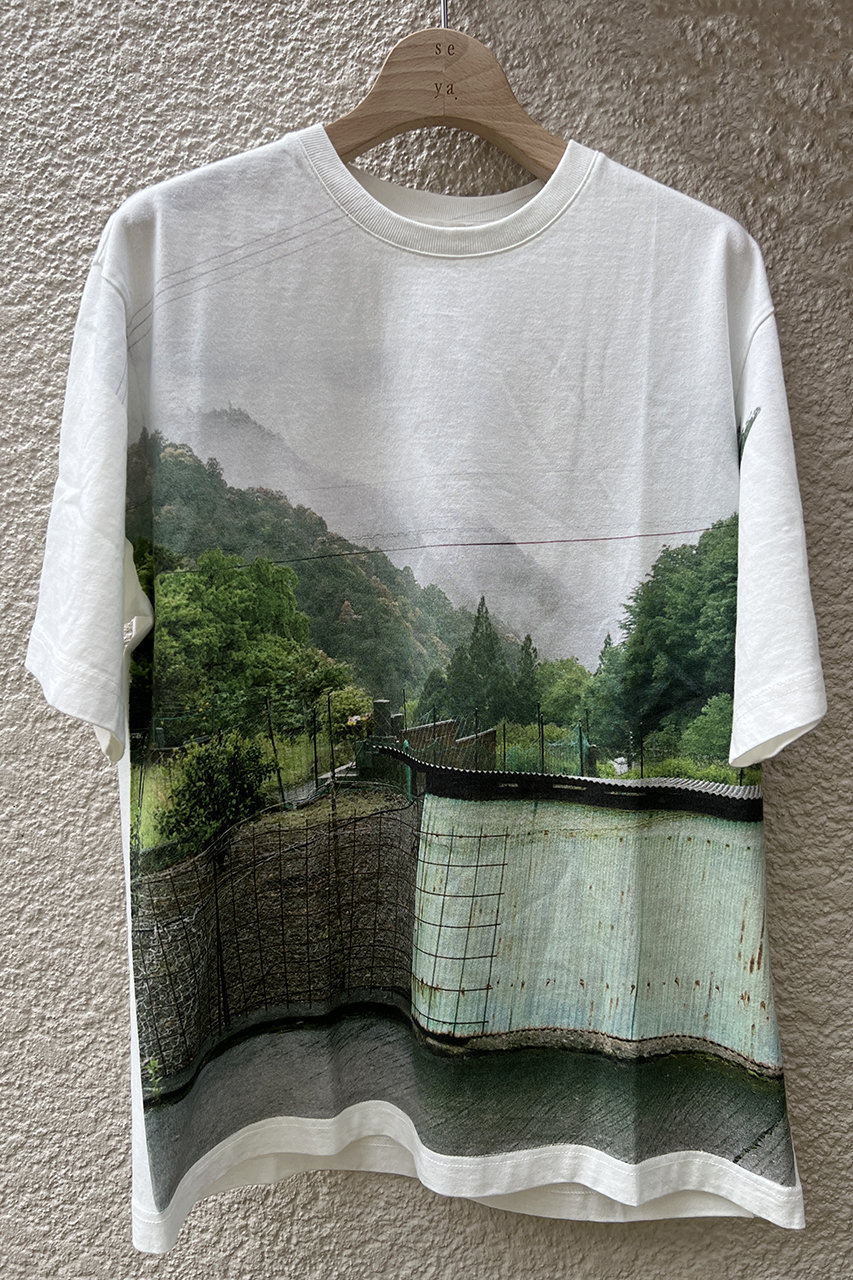 上品コーデはコレで安心！ seya.(セヤ)｜フォトプリントTシャツ/ホワイト の通販｜ELLESHOP トップス