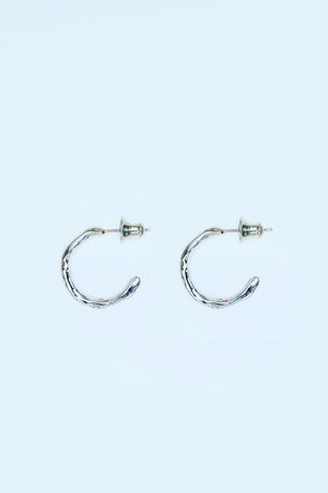 メゾンドパルス/MAISON D’PULSEのWavy フープピアス(150100/150101)