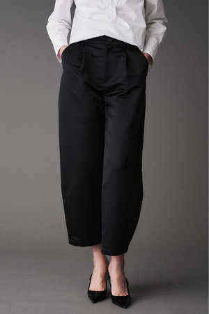 オブリオ/AUBRIOTのカーブフォルムパンツ(110600/110602)