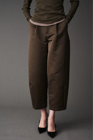 オブリオ/AUBRIOTのカーブフォルムパンツ