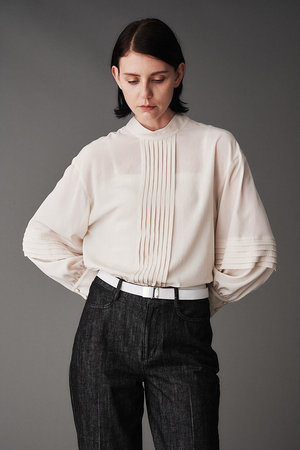 オブリオ/AUBRIOTのパウダリーファイユ ハイネックブラウス(110400/110403)