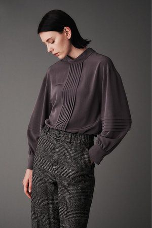 オブリオ/AUBRIOTのパウダリーファイユ ハイネックブラウス(110400/110403)