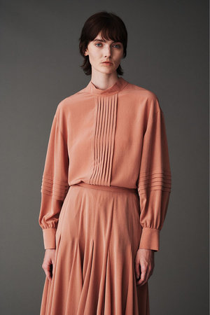 オブリオ/AUBRIOTのパウダリーファイユ ハイネックブラウス(110400/110403)