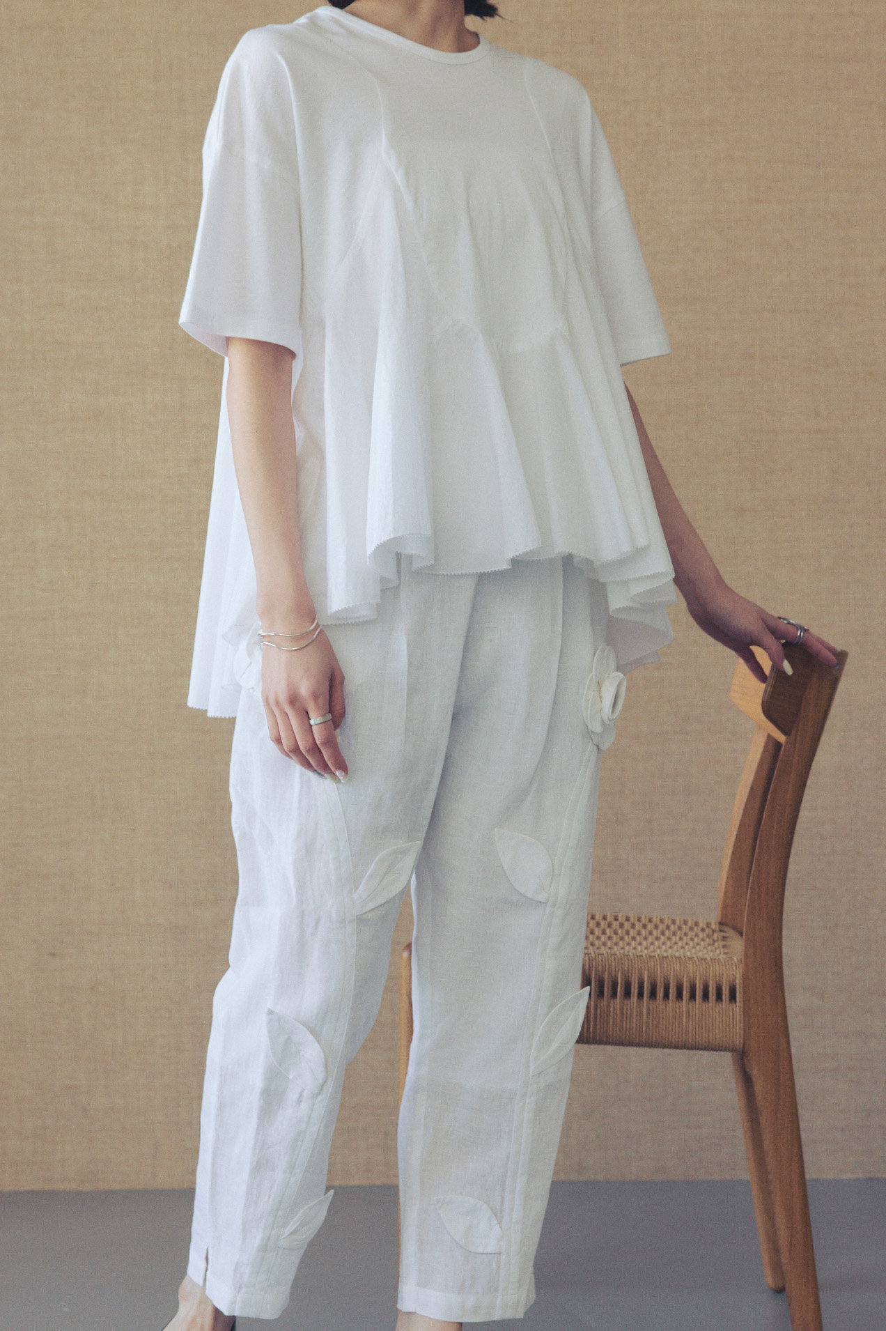 AAYUSHI(アユーシ)｜【予約販売】ペプラムラッフルTシャツ/ホワイト の