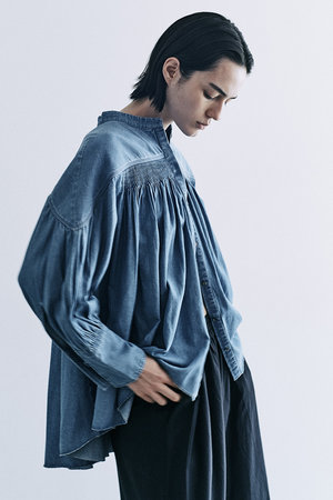 アユーシ/AAYUSHIのデニムピンタックブラウス(110400/110403)