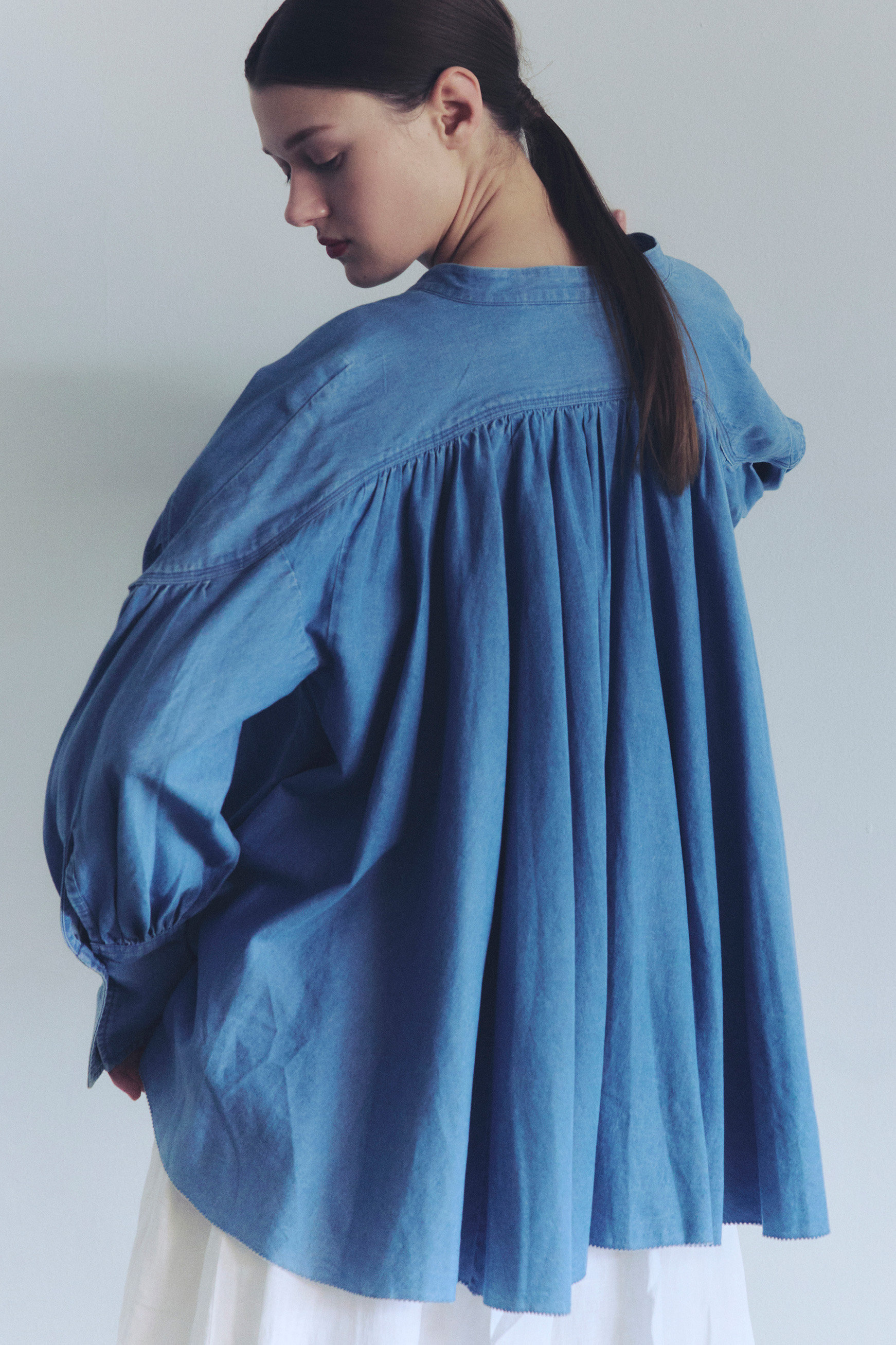 AAYUSHI(アユーシ)｜【予約販売】デニムピンタックブラウス/ブルー の