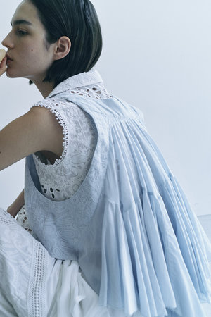 アユーシ/AAYUSHIのランダムギャザーバックフリルベスト(110800/110806)