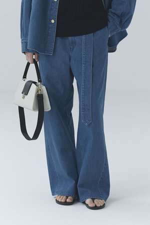 クルニ/CULLNIの【UNISEX】Asymmetrical ポケット エキストラ ワイドデニムパンツ with ロングベルト(110600/110604)