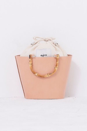 エジュー/ajewのTAN leather basket(120600/120602)