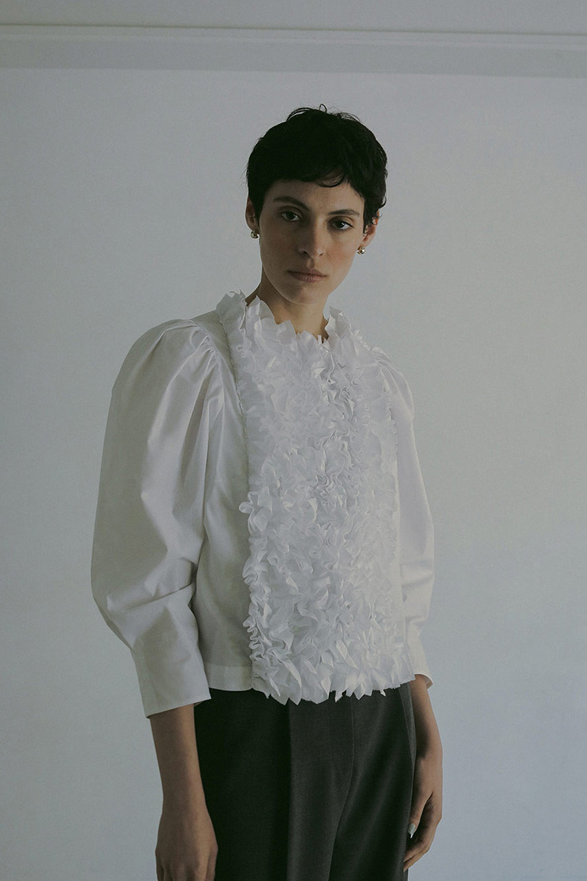 HER.(ハー)｜コンパクトフリルブラウス/ホワイト の通販｜ELLESHOP  