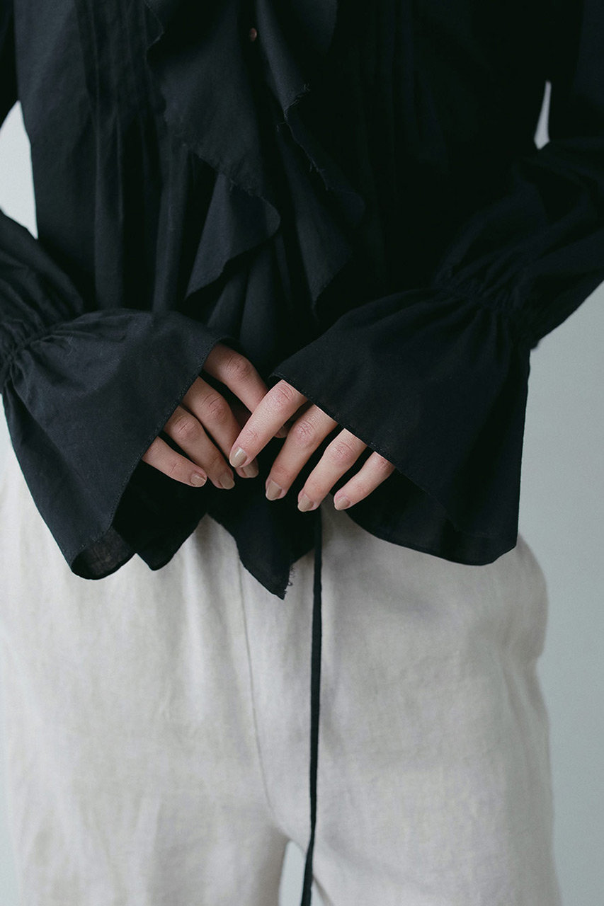 HER.(ハー)｜フロントフリルブラウス/ブラック の通販｜ELLESHOP