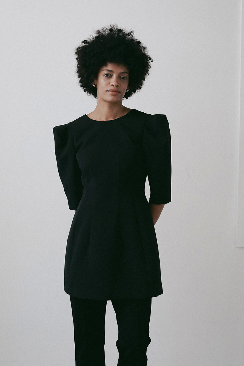 HER.(ハー)｜バックオープンブラウス/ブラック の通販｜ELLESHOP