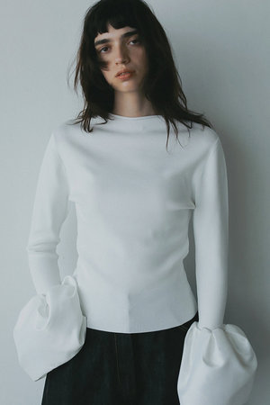 ハー/HER.のボリュームフレアスリーブニットプルオーバー(110300/110301)