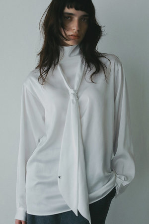 ハー/HER.のヴィンテージサテンリボンブラウス(110400/110403)