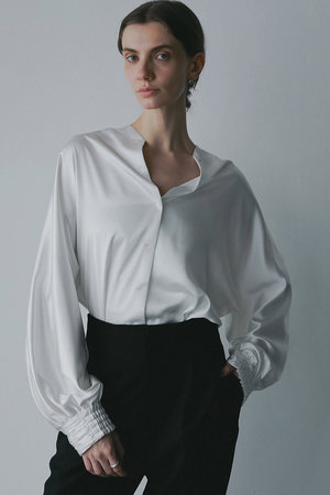 ハー/HER.のサテンＶネックブラウス(110400/110403)