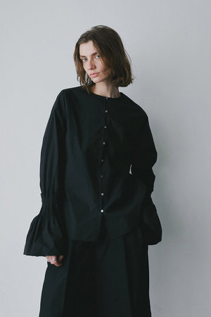 ハー/HER.のピンタックフレアカフスブラウス(110400/110403)