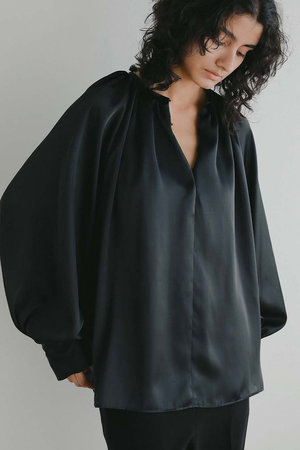 ハー/HER.のギャザーサテンブラウス(110400/110403)