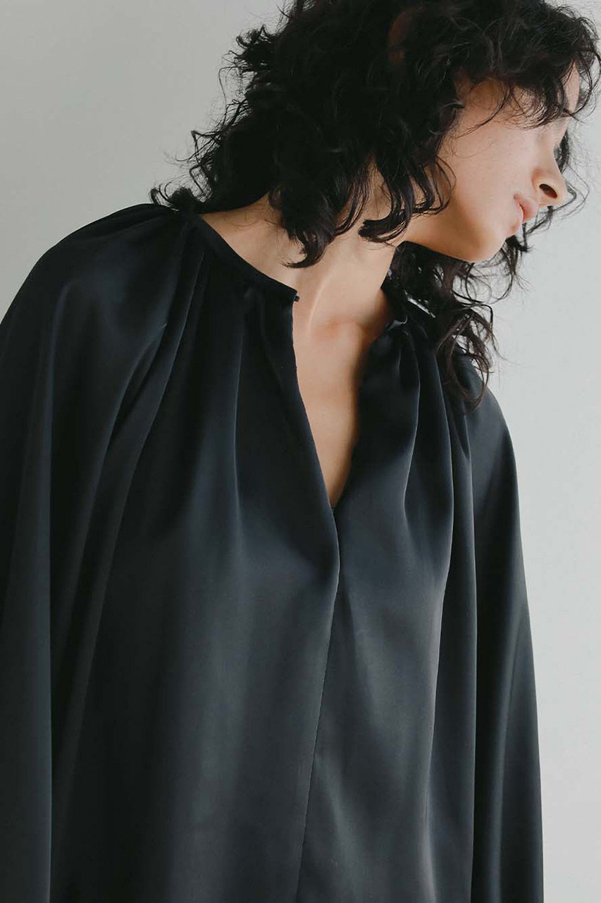 HER.(ハー)｜ギャザーサテンブラウス/ブラック の通販｜ELLESHOP
