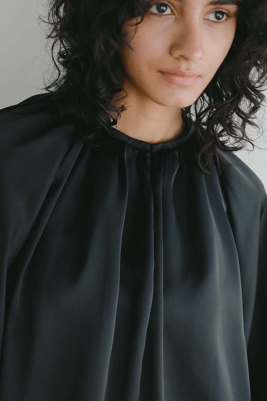 HER.(ハー)｜ギャザーサテンブラウス/ブラック の通販｜ELLESHOP