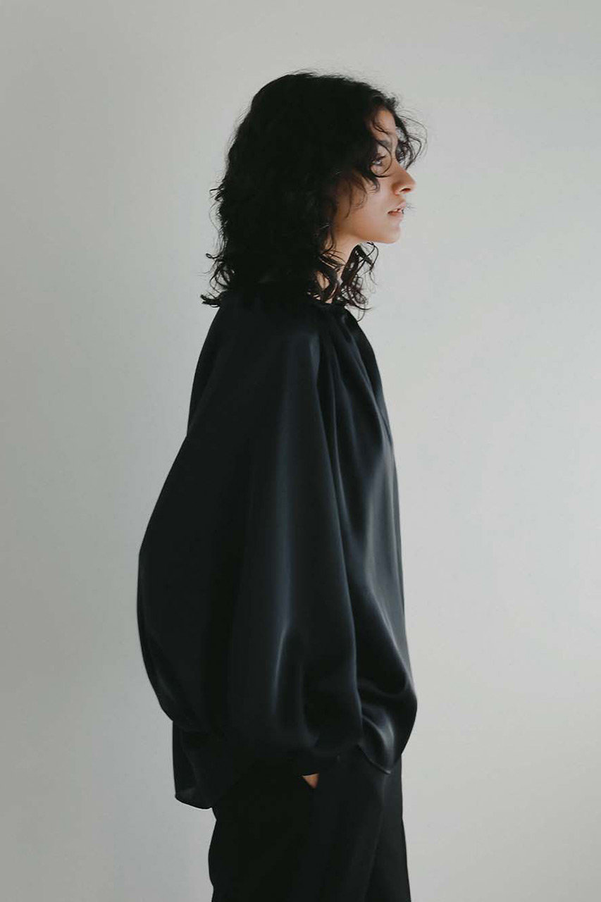 HER. ハー 長袖 シャツ ブラウス ギャザー F ブラック HER.(ハー)｜ギャザーサテンブラウス/ブラック の通販｜ELLESHOP