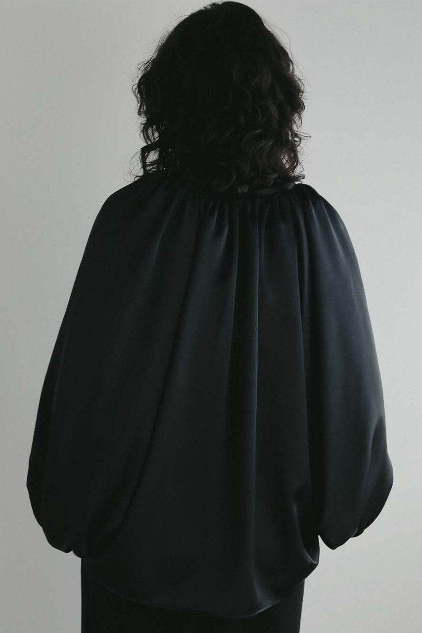 HER.(ハー)｜ギャザーサテンブラウス/ブラック の通販｜ELLESHOP