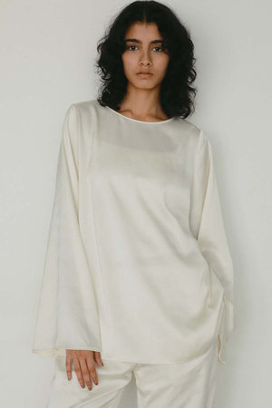 ハー/HER.のサテンフレアスリーブブラウス