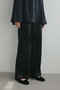 サテンフレアシルエットパンツ ハー/HER. ブラック