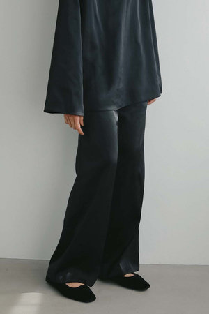 ハー/HER.のサテンフレアシルエットパンツ