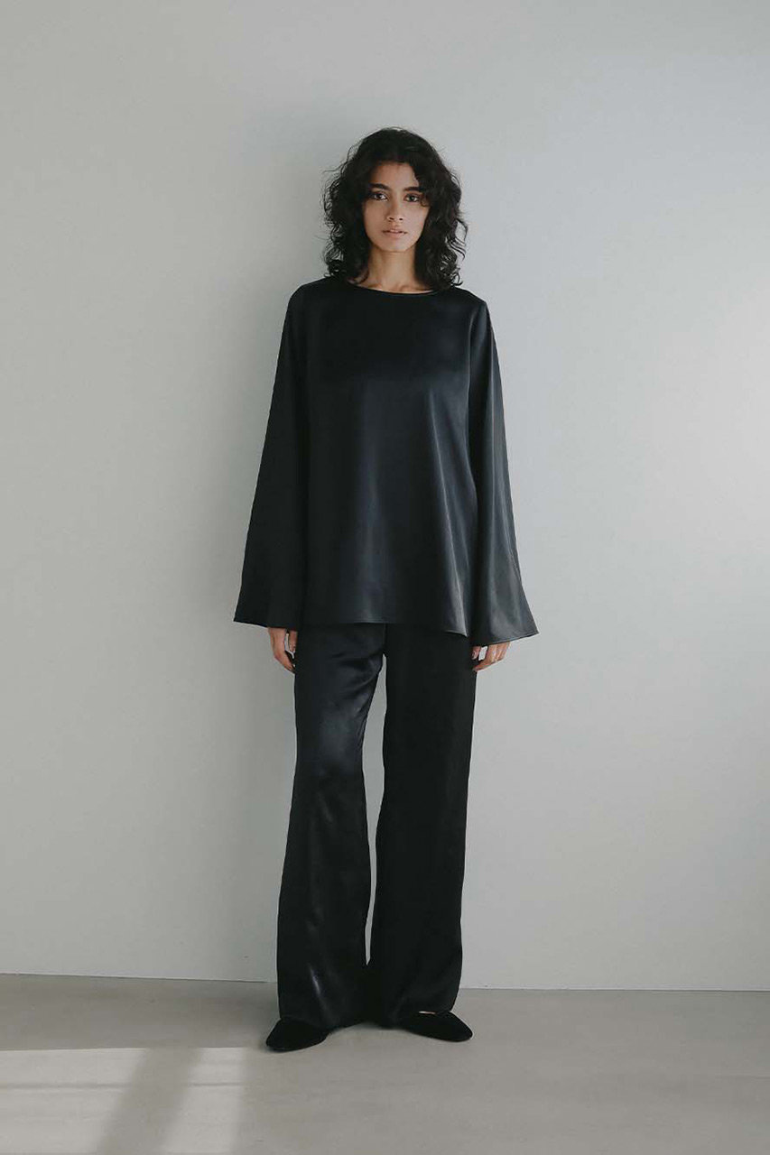 HER.(ハー)｜サテンフレアシルエットパンツ/ブラック の通販｜ELLESHOP