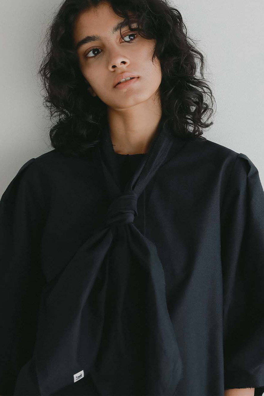 HER.(ハー)｜ハンカチーフデザインブラウス/ブラック の通販｜ELLESHOP