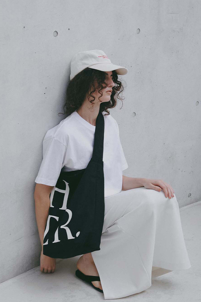 HER. キャンバスショルダーバッグ オフホワイト HER.(ハー)｜キャンバスショルダーバッグ/ブラック の通販｜ELLESHOP