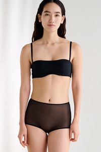 Yue(ユエ)｜ストラップレスにもなる 1/2カップブラ/ブラック の通販