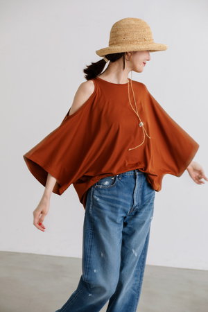 マイ ウィークネス/MY WEAKNESSのSigrid Asymmetry T-shirt(110400/110403)